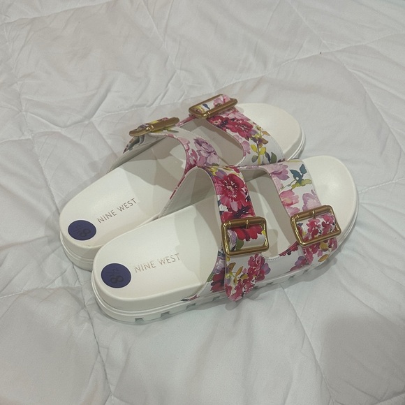 NEW Nine West Floral Buckle Sandals - White and Pink size 8 1/2 - Picture 6 of 6